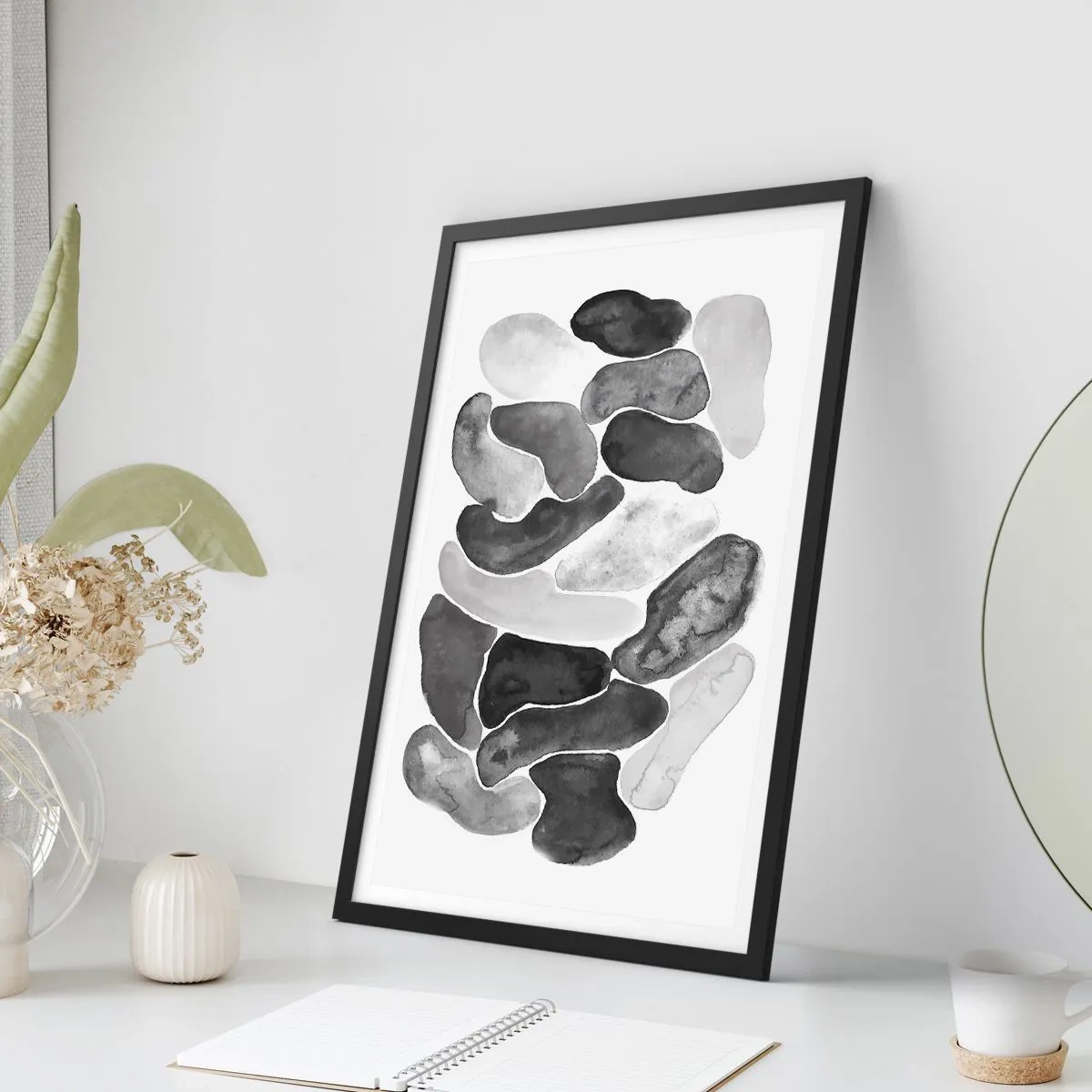 Plakát v černém rámu - Abstraktní tvary v odstínech černé, šedé a bílé - 50x70cm - Kamenitá abstrakce - Moderní nástěnná dekorace do obývacího pokoje a ložnice ARTTOR