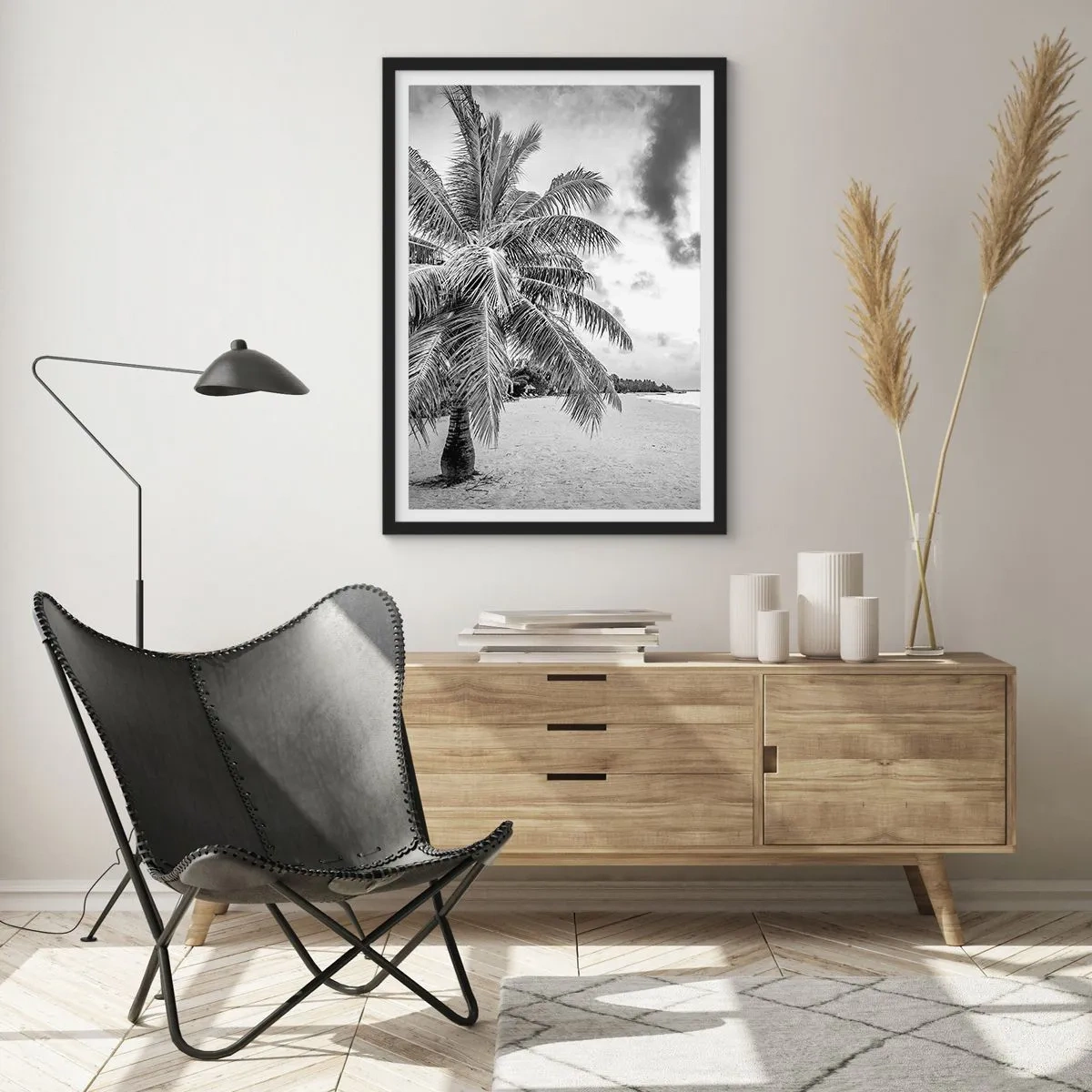 Plakát v černém rámu - Černá a bílá palma na prázdné pláži pod zataženou oblohou. - 50x70cm - Když toužíš po samotě…. - Moderní nástěnná dekorace do obývacího pokoje a ložnice ARTTOR
