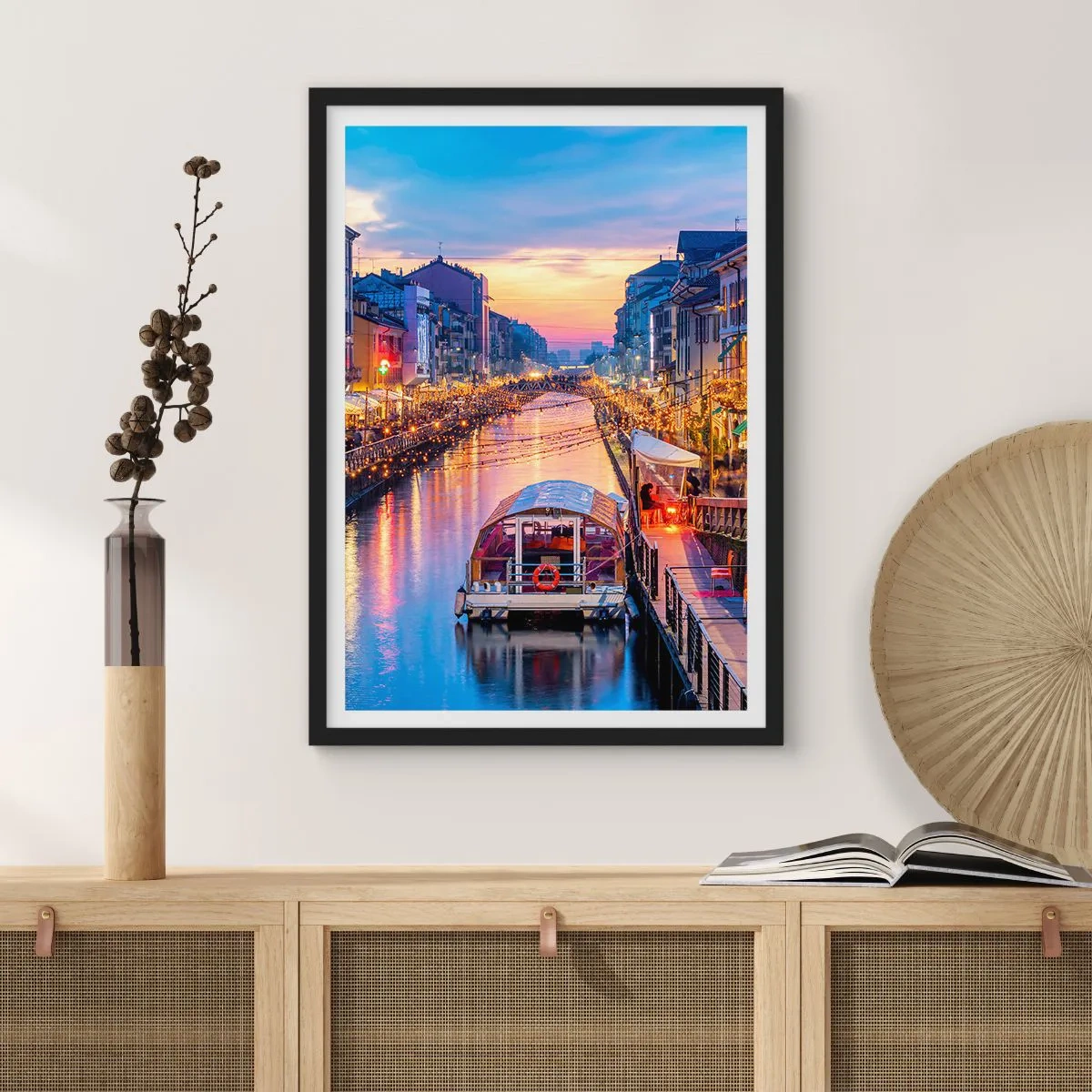 Plakát v černém rámu - Kanál s lodí a večerním osvětlením v pastelovém západu slunce - 50x70cm - Večer plný světla a zábavy - Moderní nástěnná dekorace do obývacího pokoje a ložnice ARTTOR