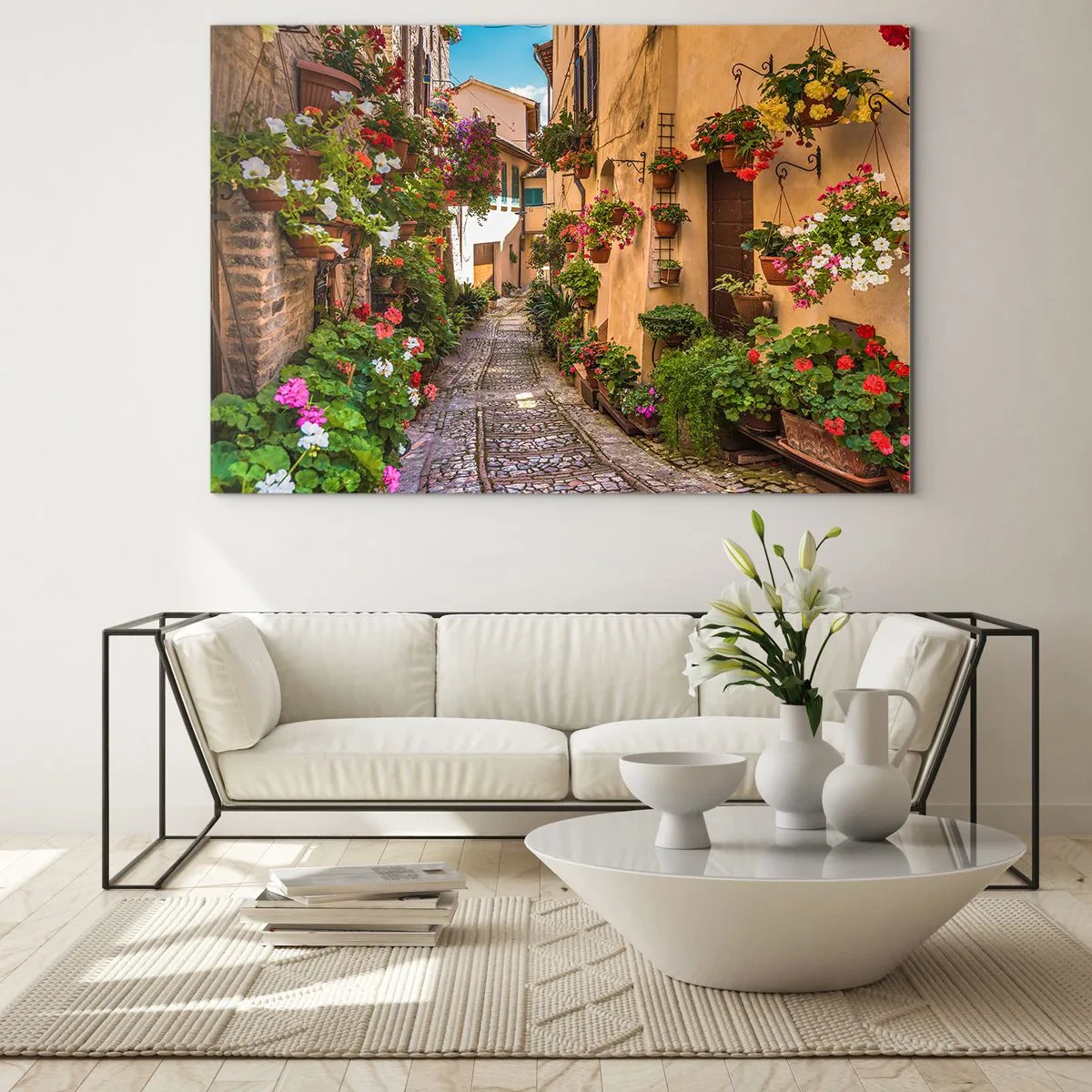 Obraz na skle - Okouzlující italská ulička s květinami v květináčích a dlážděnou ulicí - 70x50cm - Italské zákoutí - Moderní nástěnná dekorace do obývacího pokoje a ložnice ARTTOR