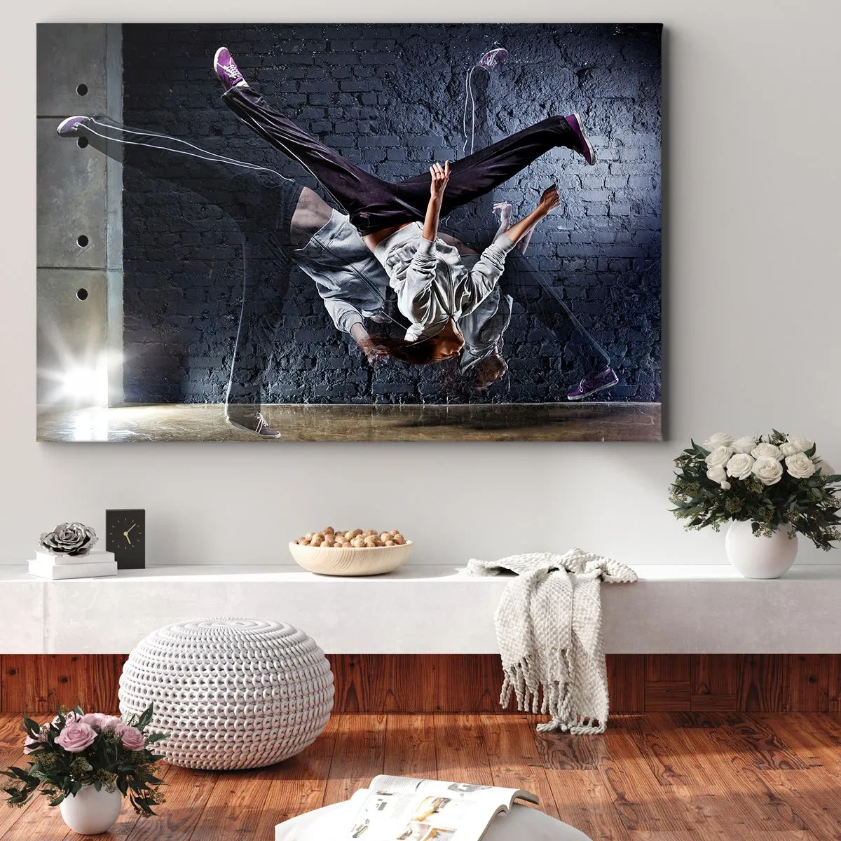 Obraz na plátně - Tanečník v dynamickém skoku proti cihlové zdi - 70x50cm - Hvězda ulice - Moderní nástěnná dekorace do obývacího pokoje a ložnice ARTTOR