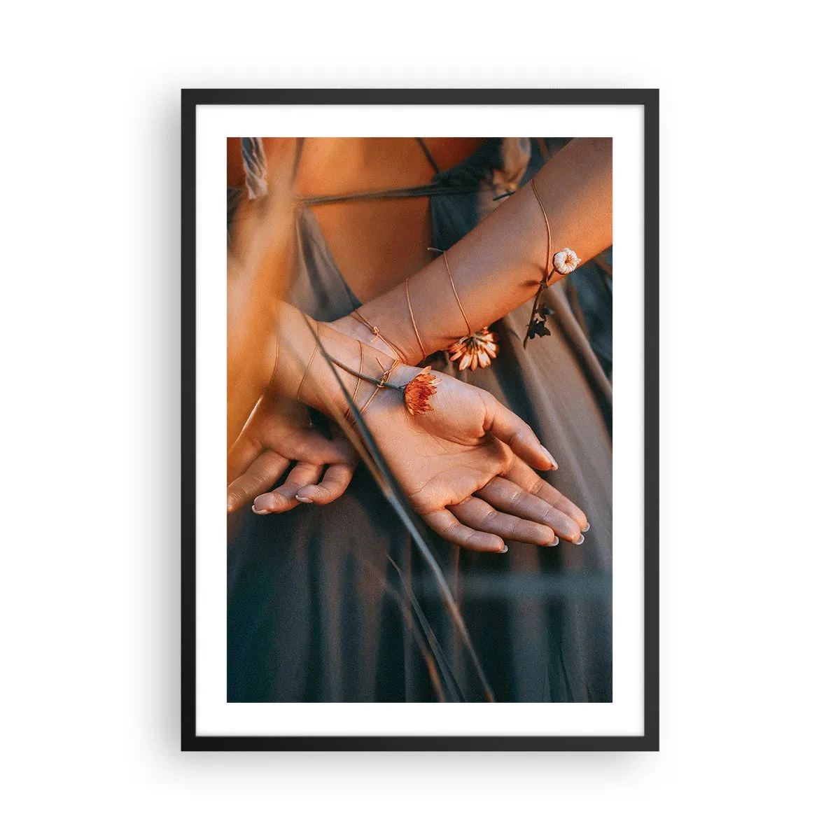Plakát v černém rámu - Ruce propletené s jemnými květinami ve zlatém světle - 50x70cm - Propojená s přírodou - Moderní nástěnná dekorace do obývacího pokoje a ložnice ARTTOR