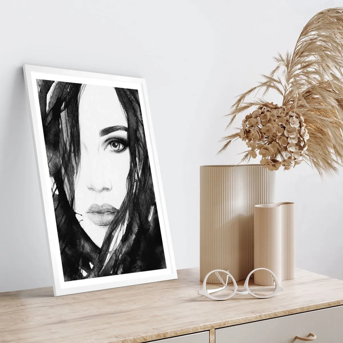 Plakát v bílém rámu - Portrét dámy v černé a bílé - 61x91 cm