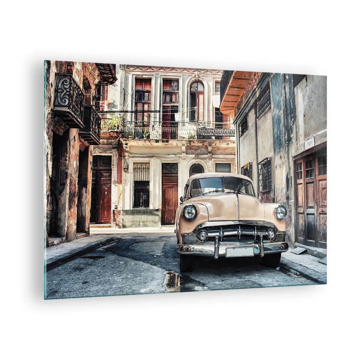 Obraz na skle - Retro auto na ulici starého města - 70x50cm - Siesta v Havaně - Moderní nástěnná dekorace do obývacího pokoje a ložnice ARTTOR