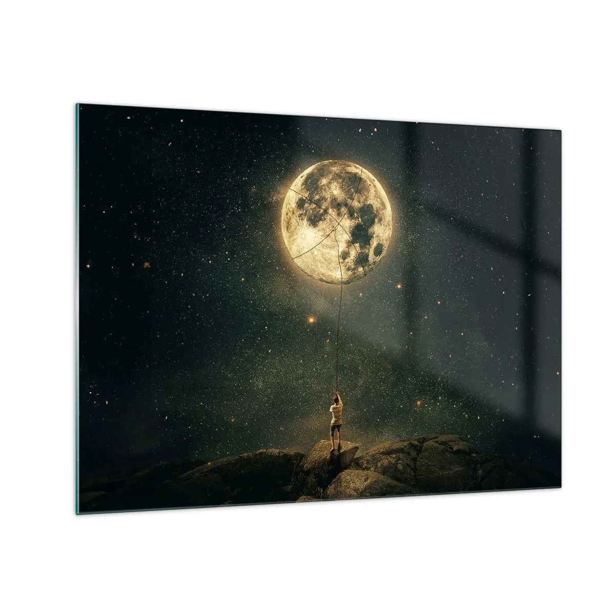 Obraz na skle - Postava na skále držící měsíc, který je uvězněn na laně. - 70x50cm - Kluk, který ukradl měsíc - Moderní nástěnná dekorace do obývacího pokoje a ložnice ARTTOR