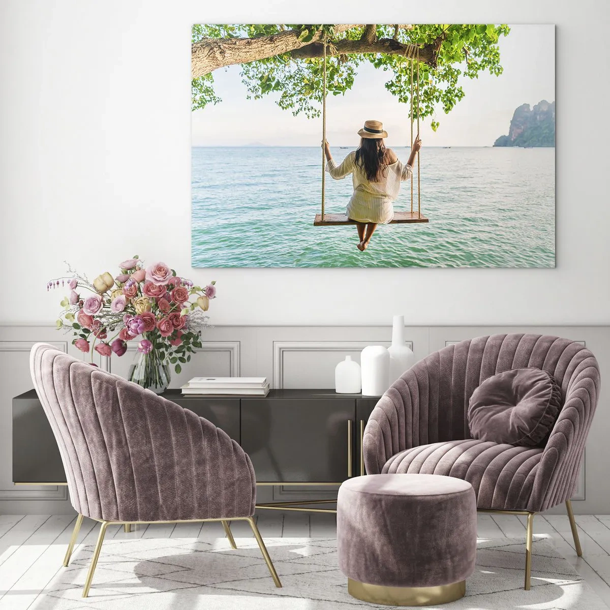 Obraz na skle - Žena na houpačce u moře v tropickém prostředí - 70x50cm - Život je krásný - Moderní nástěnná dekorace do obývacího pokoje a ložnice ARTTOR