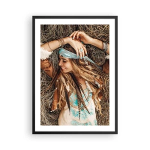 Plakát v černém rámu - Žena v boho stylu s dredy a ozdobami na pozadí suché trávy. - 50x70cm - Na cestě do léta lásky - Moderní nástěnná dekorace do obývacího pokoje a ložnice ARTTOR