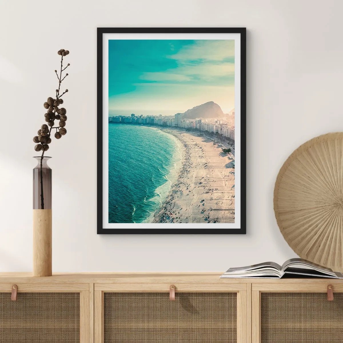 Plakát v černém rámu - Výhled na pláž a město při západu slunce - 50x70cm - Věčná dovolená v Riu - Moderní nástěnná dekorace do obývacího pokoje a ložnice ARTTOR