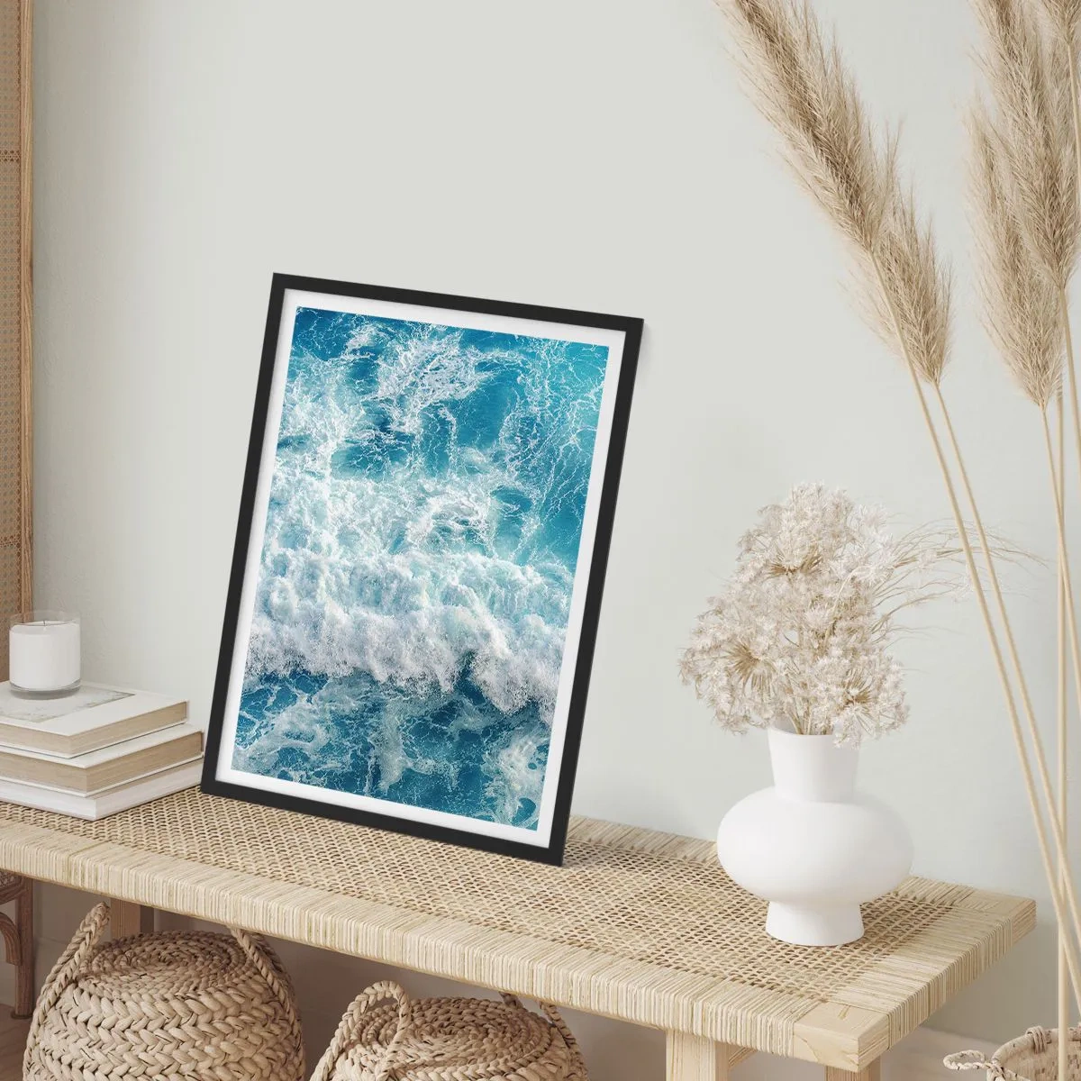 Plakát v černém rámu - Dynamické mořské vlny v odstínech modré - 50x70cm - Radostně a skákavě - Moderní nástěnná dekorace do obývacího pokoje a ložnice ARTTOR