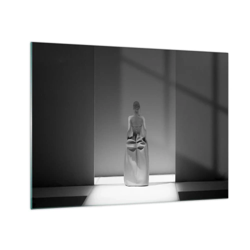 Obraz na skle - Černobílá fotografie ženy v šatech na světlém pozadí. - 70x50cm - Rafinovaná jednoduchost - Moderní nástěnná dekorace do obývacího pokoje a ložnice ARTTOR