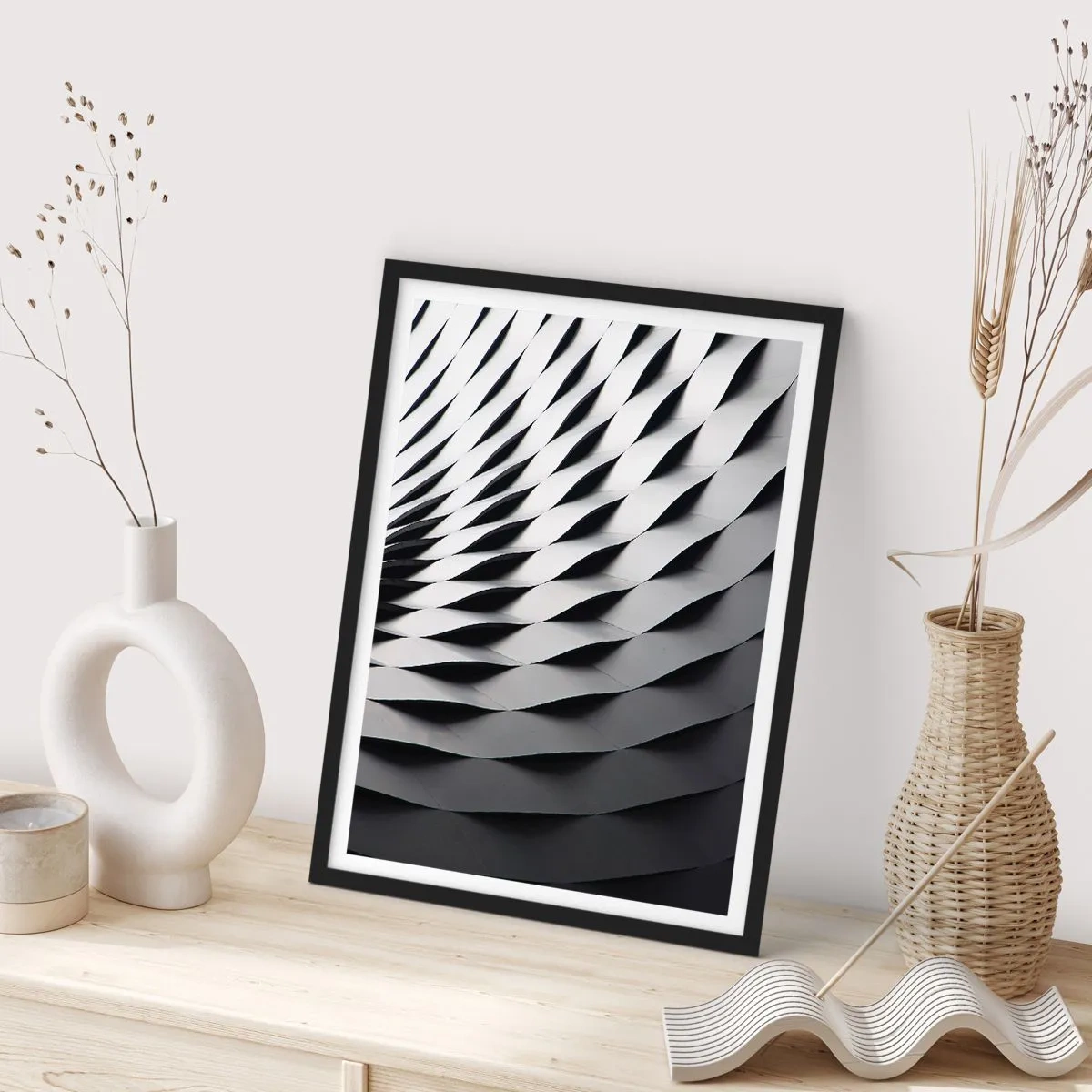 Plakát v černém rámu - Abstraktní fotografie struktury s černobílým vzorem - 50x70cm - Na hladině vln - Moderní nástěnná dekorace do obývacího pokoje a ložnice ARTTOR