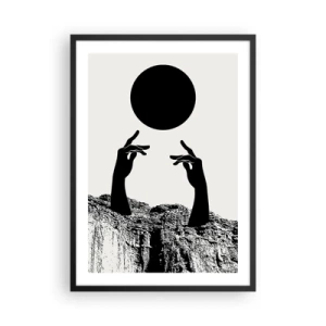 Plakát v černém rámu - Symbolické ruce sahající po černém míči na pozadí skal - 50x70cm - Surrealistická kompozice: slunce a zbytek - Moderní nástěnná dekorace do obývacího pokoje a ložnice ARTTOR