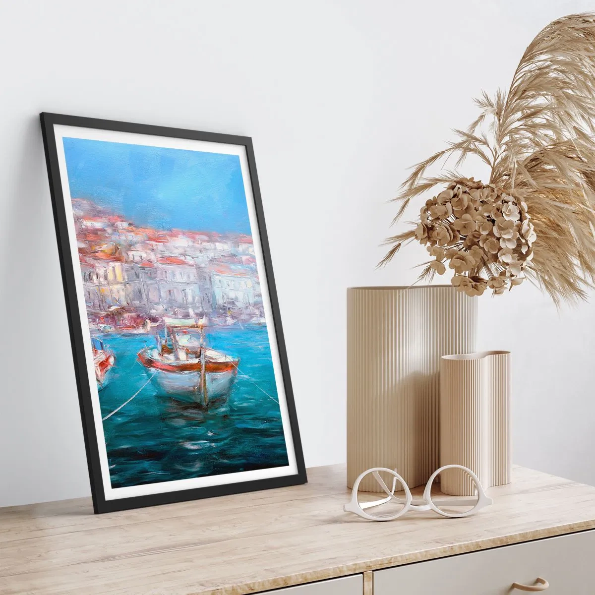 Plakát v černém rámu - Loď v přístavu s výhledem na město - 50x70cm - Italský záliv - Moderní nástěnná dekorace do obývacího pokoje a ložnice ARTTOR