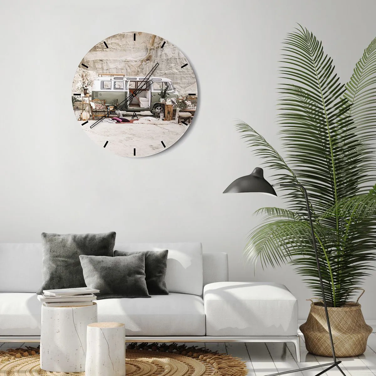 Nástěnné hodiny - Karavan s dekorativními prvky na pozadí přírodní krajiny - 30x30cm - Cesta právě začíná - Moderní nástěnná dekorace do obývacího pokoje, kuchyně a ložnice ARTTOR
