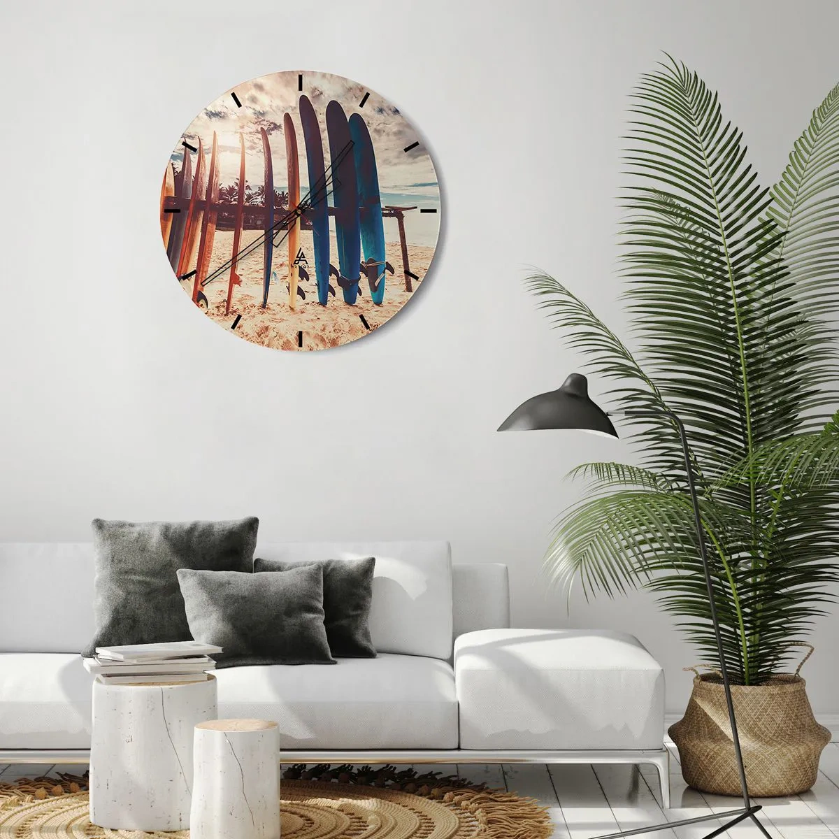 Nástěnné hodiny - Surfovací prkna seřazená na pláži při západu slunce - 30x30cm - Dobrou noc, nashle zítra. - Moderní nástěnná dekorace do obývacího pokoje, kuchyně a ložnice ARTTOR