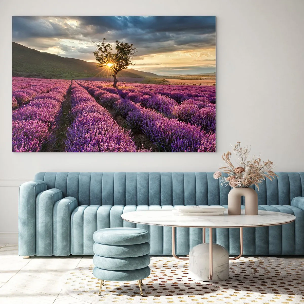 Obraz na skle - Levandulové pole s osamělým stromem v paprscích zapadajícího slunce - 70x50cm - Aroma v barvě lila - Moderní nástěnná dekorace do obývacího pokoje a ložnice ARTTOR