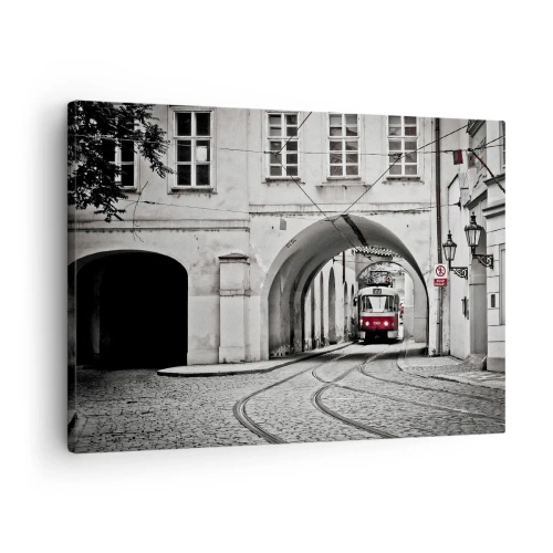 Obraz na plátně - Černobílá tramvaj v historické městské ulici - 70x50cm - Městským labyrintem - Moderní nástěnná dekorace do obývacího pokoje a ložnice ARTTOR