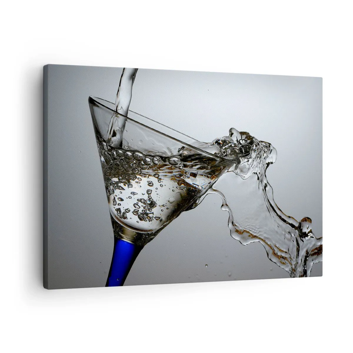 Obraz na plátně - Sklenice vody v pohybu na světlém pozadí - 70x50cm - Křišťálová voda v křišťálovém skle - Moderní nástěnná dekorace do obývacího pokoje a ložnice ARTTOR