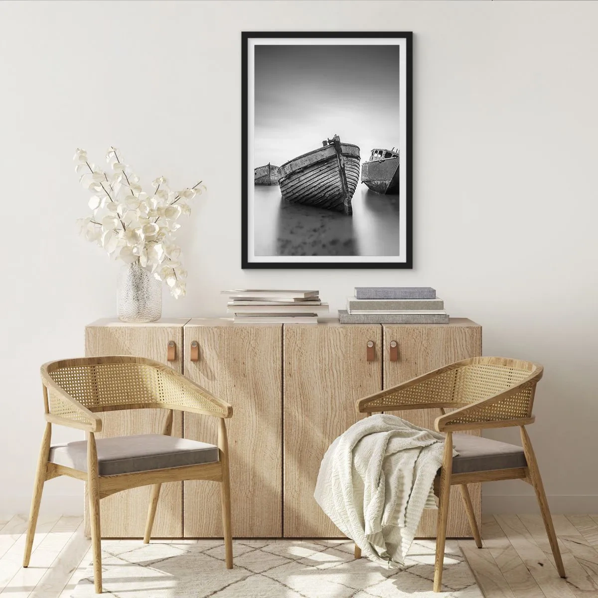 Plakát v černém rámu - Černobílý snímek starých lodí na klidné vodě - 50x70cm - Teď už jen vzpomínky… - Moderní nástěnná dekorace do obývacího pokoje a ložnice ARTTOR