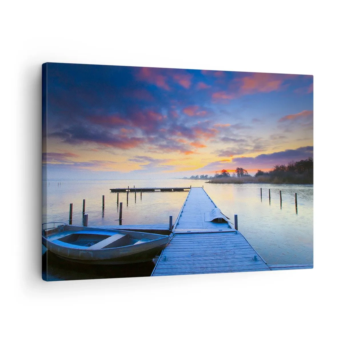 Obraz na plátně - Molo u jezera při západu slunce s lodí na břehu - 70x50cm - Fialovo-zlatý klid - Moderní nástěnná dekorace do obývacího pokoje a ložnice ARTTOR
