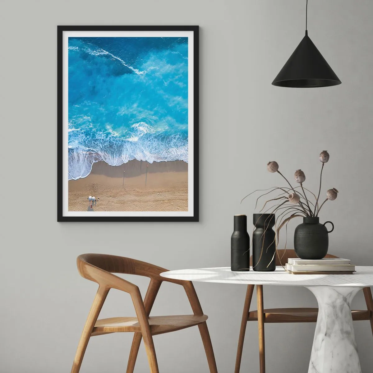 Plakát v černém rámu - Letecký pohled na oceánské vlny narážející na břeh - 50x70cm - Síla modři - Moderní nástěnná dekorace do obývacího pokoje a ložnice ARTTOR