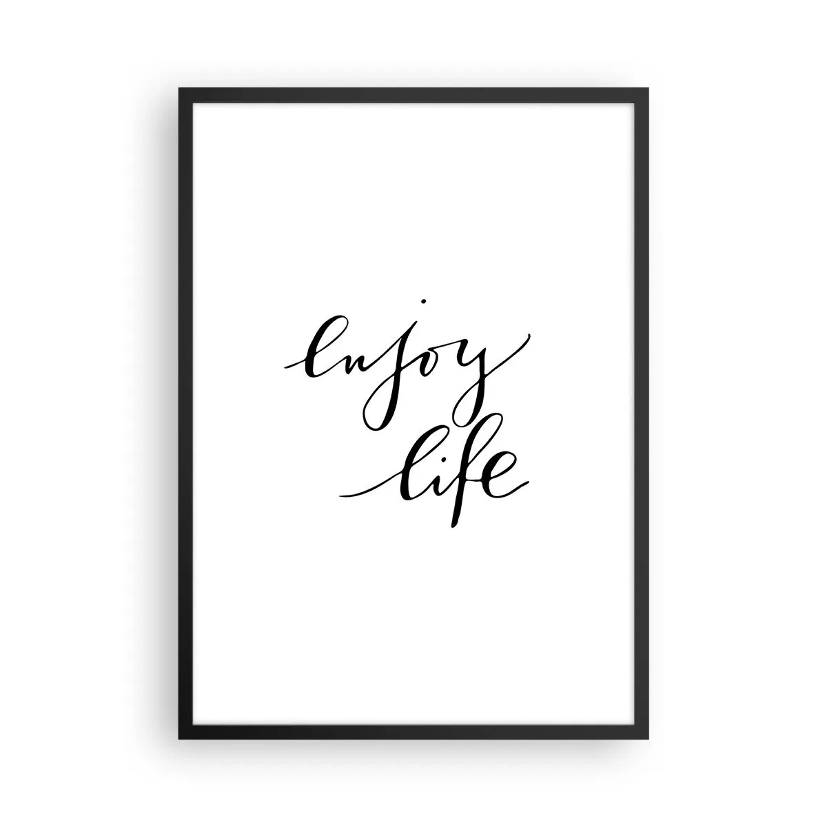 Plakát v černém rámu - Minimalistický nápis "Užij si života" v černé a bílé - 50x70cm - Není co dodat… - Moderní nástěnná dekorace do obývacího pokoje a ložnice ARTTOR