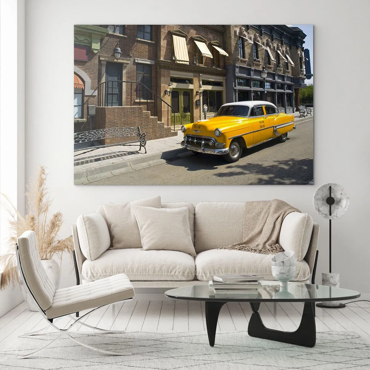 Obraz na skle - Žluté taxi na pozadí klasického činžovního domu - 70x50cm - Kdysi dávno v Americe - Moderní nástěnná dekorace do obývacího pokoje a ložnice ARTTOR