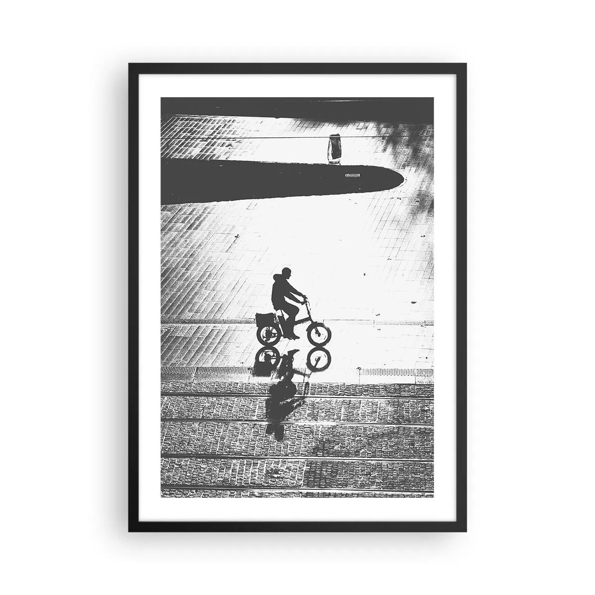 Plakát v černém rámu - Silueta cyklisty s odrazem v louži v černobílém stylu - 50x70cm - Dopředu, přes město - Moderní nástěnná dekorace do obývacího pokoje a ložnice ARTTOR