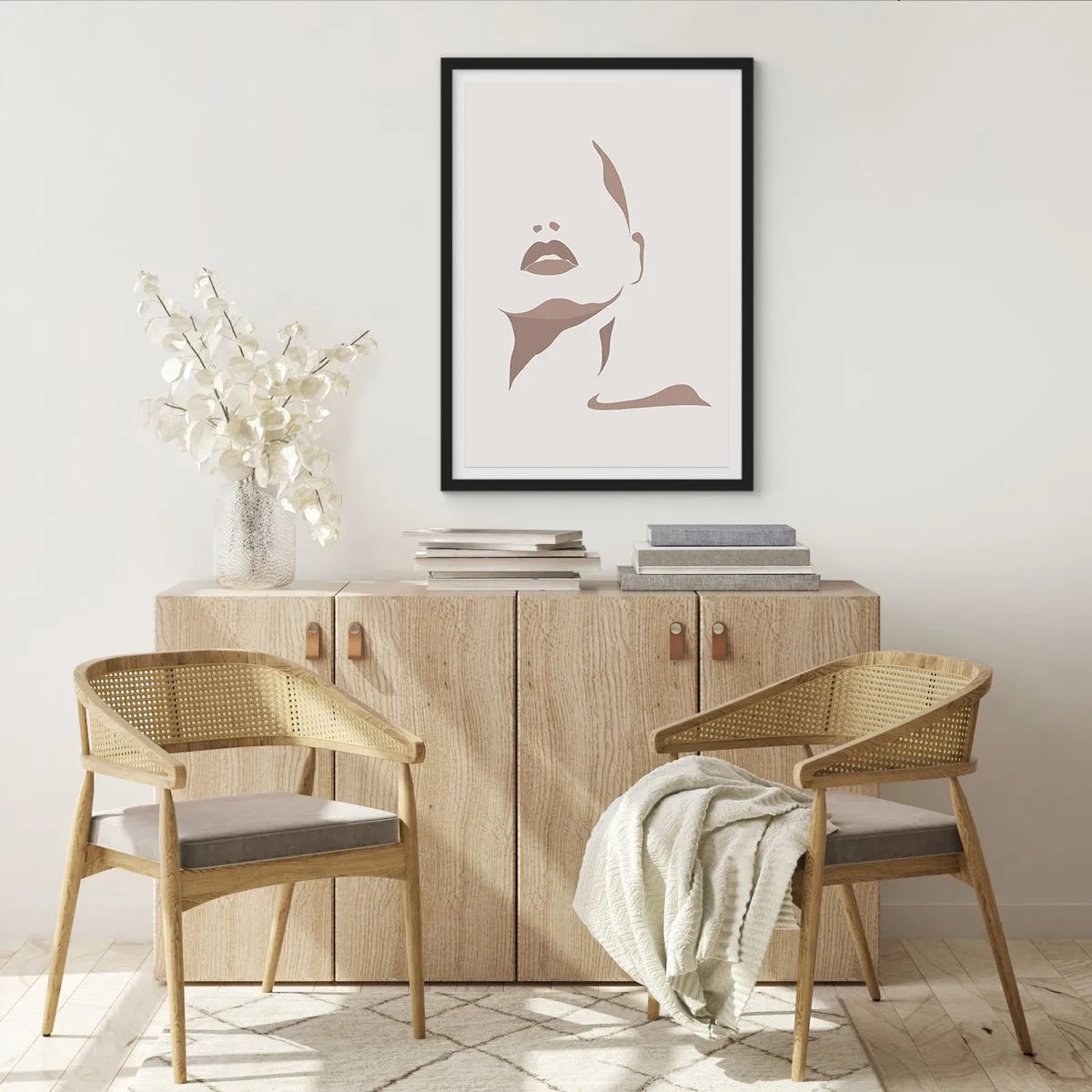 Plakát v černém rámu - Minimalistický portrét obličeje v odstínech béžové a hnědé. - 50x70cm - Stvořená ze světla a stínu - Moderní nástěnná dekorace do obývacího pokoje a ložnice ARTTOR