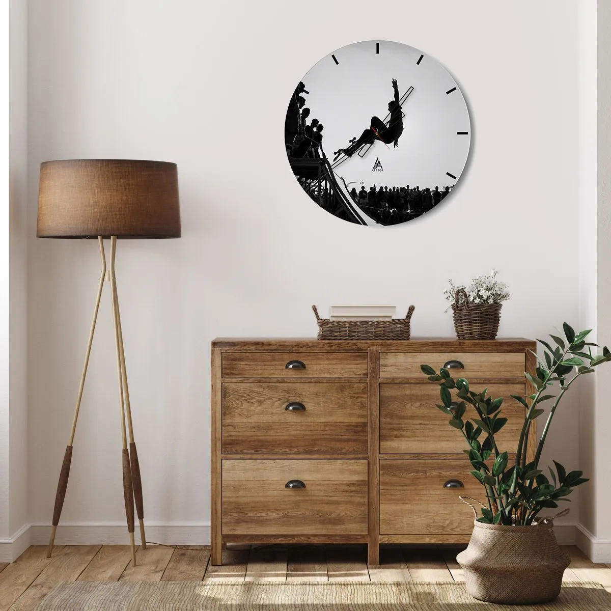 Nástěnné hodiny - Černobílý motiv skateboardisty na rampě v davu lidí - 30x30cm - Hrdinové a diváci - Moderní nástěnná dekorace do obývacího pokoje, kuchyně a ložnice ARTTOR