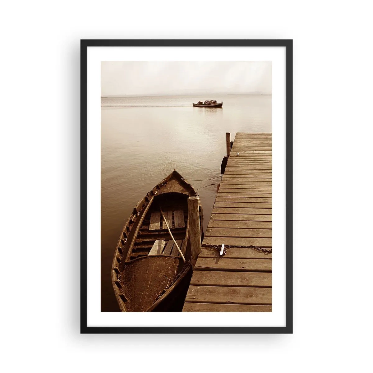 Plakát v černém rámu - Loď na dřevěném molu v sépiové barvě - 50x70cm - Velký klid - Moderní nástěnná dekorace do obývacího pokoje a ložnice ARTTOR