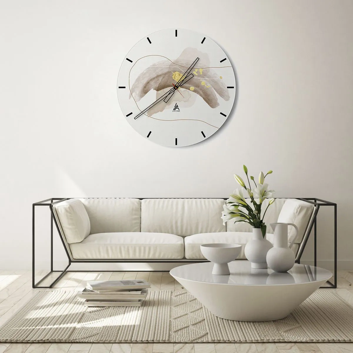 Nástěnné hodiny - Abstraktní kompozice s béžovými skvrnami a zlatými akcenty. - 30x30cm - Vesmírná bytost - Moderní nástěnná dekorace do obývacího pokoje, kuchyně a ložnice ARTTOR