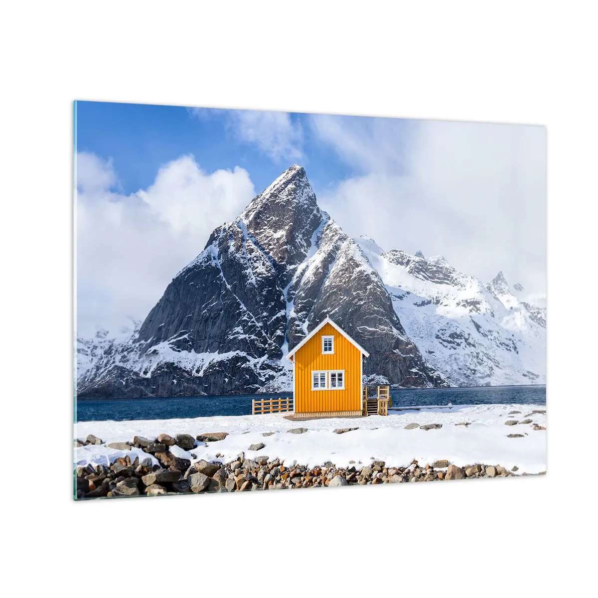 Obraz na skle - Žlutá chata na fjordu se zasněženými horami v pozadí - 70x50cm - Skandinávská dovolená - Moderní nástěnná dekorace do obývacího pokoje a ložnice ARTTOR