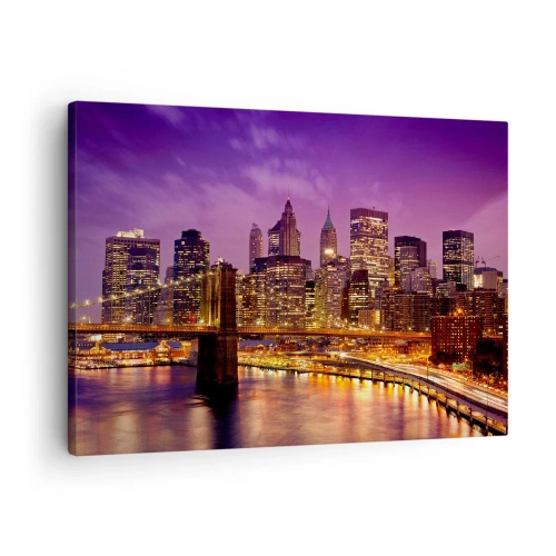 Obraz na plátně - Panorama města s mostem ve večerním světle proti fialové obloze - 70x50cm - Fialovo-zlatý Manhattan - Moderní nástěnná dekorace do obývacího pokoje a ložnice ARTTOR