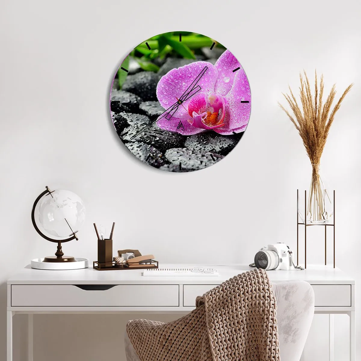 Nástěnné hodiny - Růžová orchidej na mokrých kamenech - 30x30cm - Jako otevřené srdce - Moderní nástěnná dekorace do obývacího pokoje, kuchyně a ložnice ARTTOR