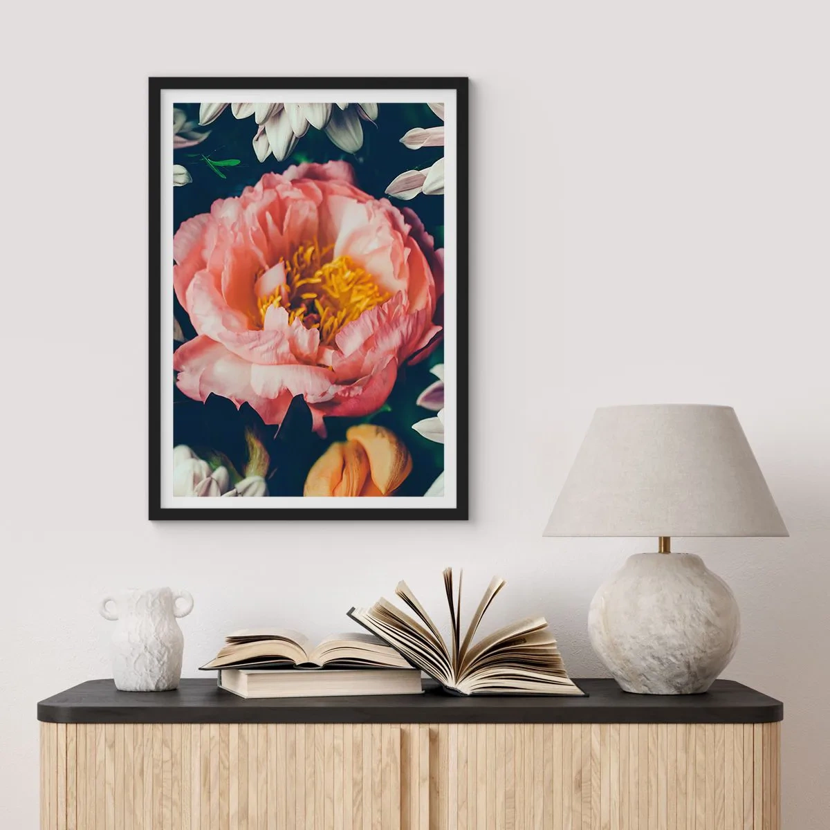 Plakát v černém rámu - Růžový květ se žlutým středem obklopený dalšími květy - 50x70cm - S barokním přepychem - Moderní nástěnná dekorace do obývacího pokoje a ložnice ARTTOR