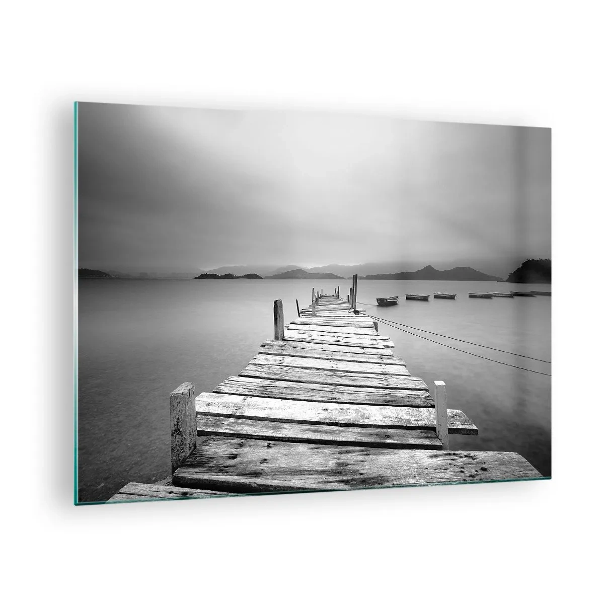 Obraz na skle - Dřevěné molo nad klidným jezerem v černé a bílé - 70x50cm - Za horami, za moři - Moderní nástěnná dekorace do obývacího pokoje a ložnice ARTTOR