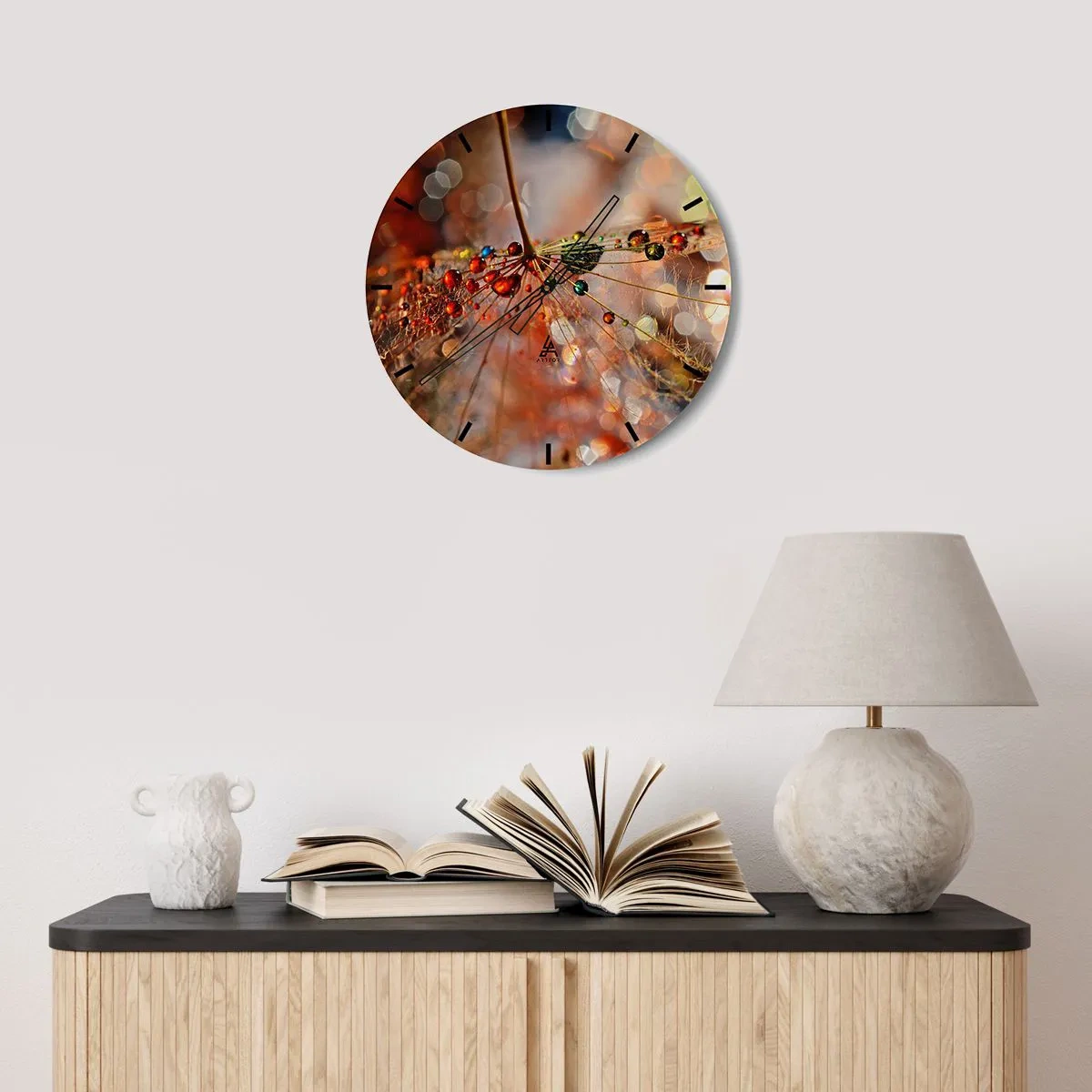 Nástěnné hodiny - Kapky rosy na pavučině v ranním světle - 30x30cm - Navlečeno na pavučinu - Moderní nástěnná dekorace do obývacího pokoje, kuchyně a ložnice ARTTOR