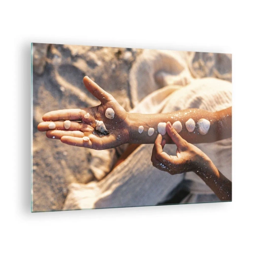 Obraz na skle - Dětské ruce s mušlemi na pozadí písku a látky - 70x50cm - Krása na dosah - Moderní nástěnná dekorace do obývacího pokoje a ložnice ARTTOR
