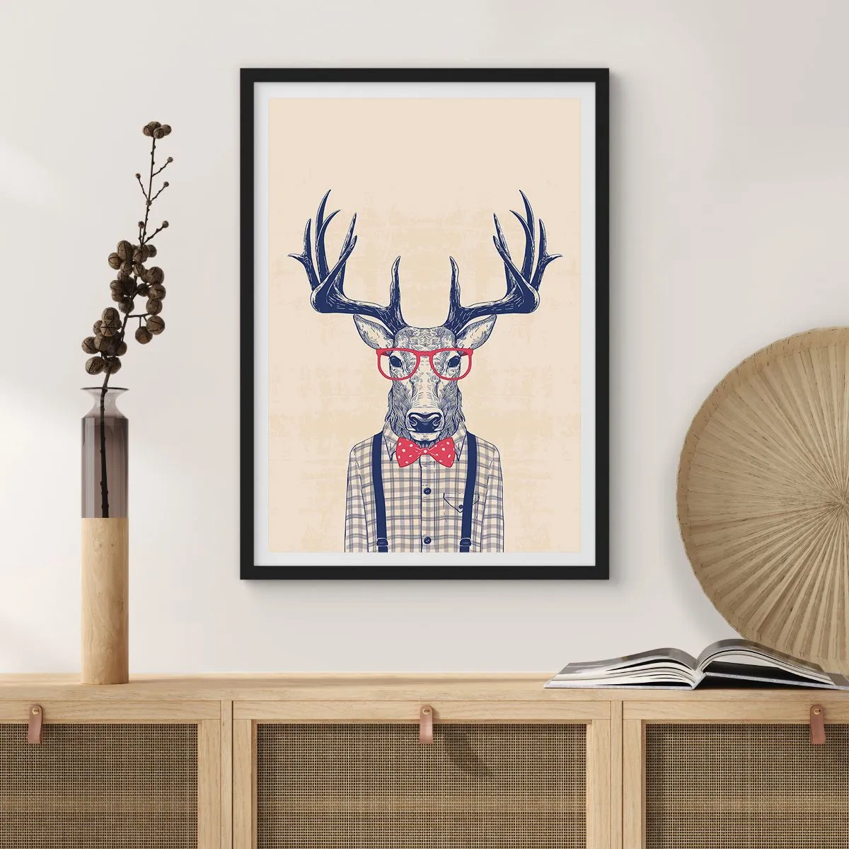 Plakát v černém rámu - Stylový jelen s brýlemi a motýlkem na béžovém pozadí - 50x70cm - Zábavná extravagance - Moderní nástěnná dekorace do obývacího pokoje a ložnice ARTTOR