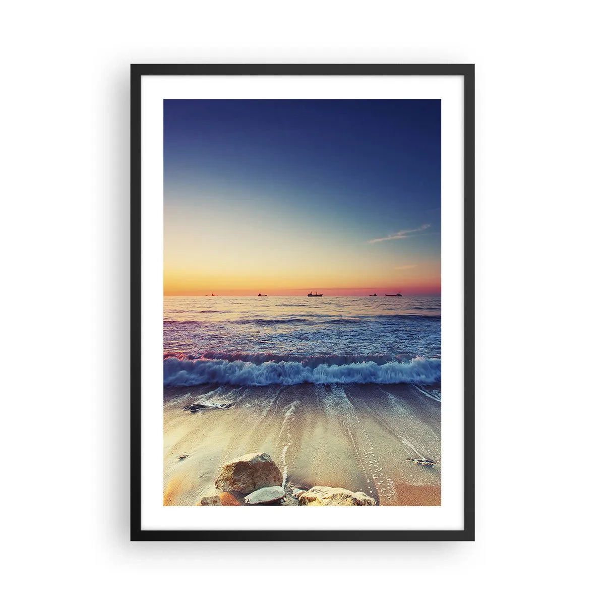 Plakát v černém rámu - Západ slunce nad mořem s jemnými vlnami na pláži - 50x70cm - Co je za obzorem? - Moderní nástěnná dekorace do obývacího pokoje a ložnice ARTTOR