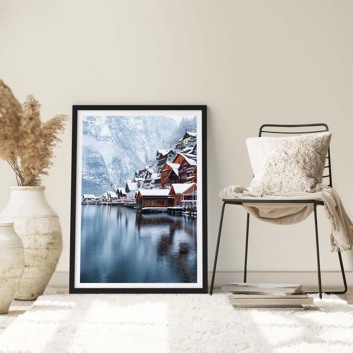 Plakát v černém rámu - Zimní krajina horské vesnice u jezera - 50x70cm - V zimní dekoraci - Moderní nástěnná dekorace do obývacího pokoje a ložnice ARTTOR