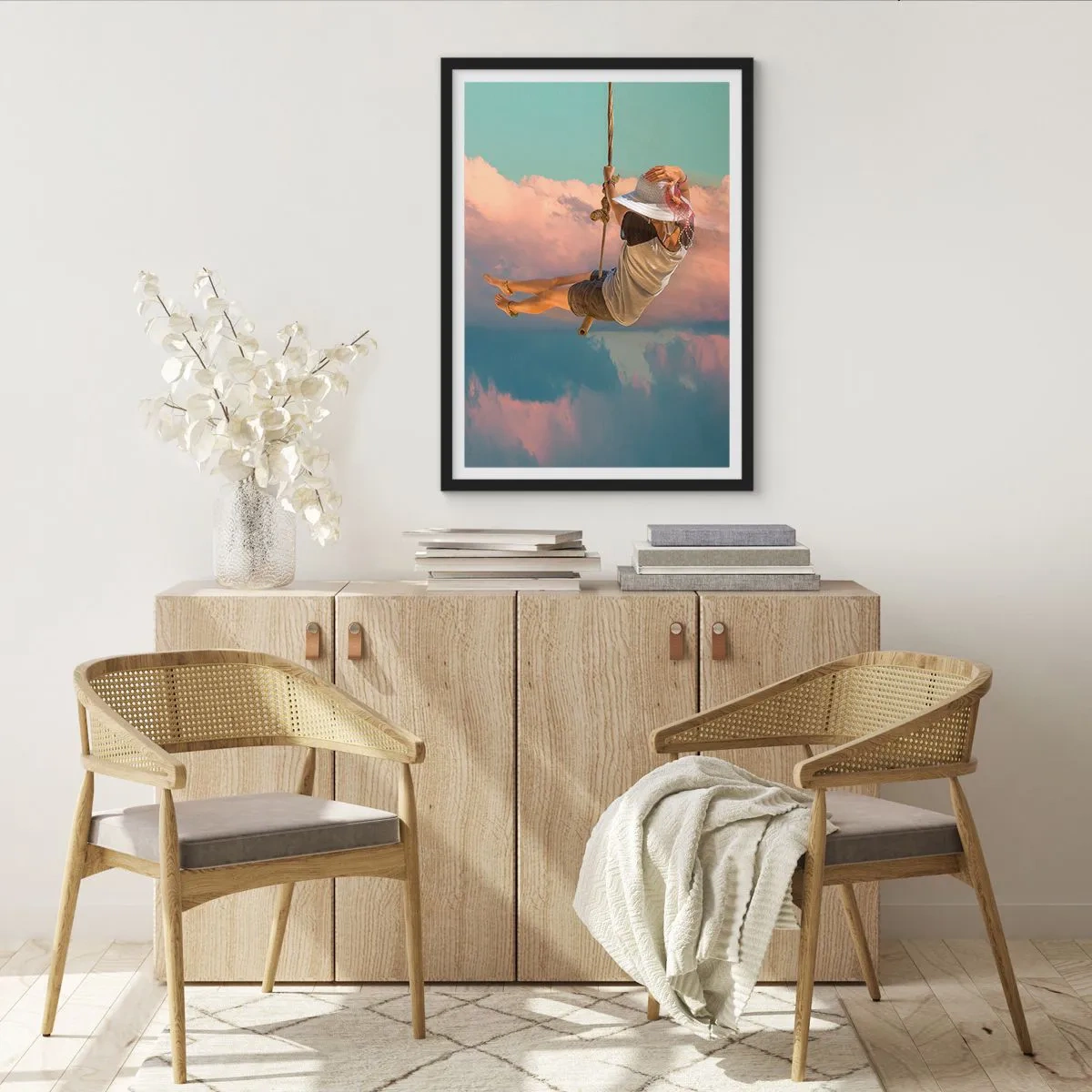 Plakát v černém rámu - Žena na houpačce mezi pastelovými mraky - 50x70cm - Hra v oblacích - Moderní nástěnná dekorace do obývacího pokoje a ložnice ARTTOR