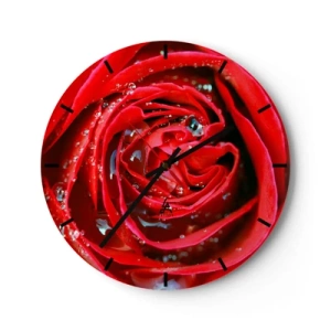 Nástěnné hodiny - Detailní záběr na rudou růži pokryté kapkami vody - 30x30cm - V kapkách rosy - Moderní nástěnná dekorace do obývacího pokoje, kuchyně a ložnice ARTTOR