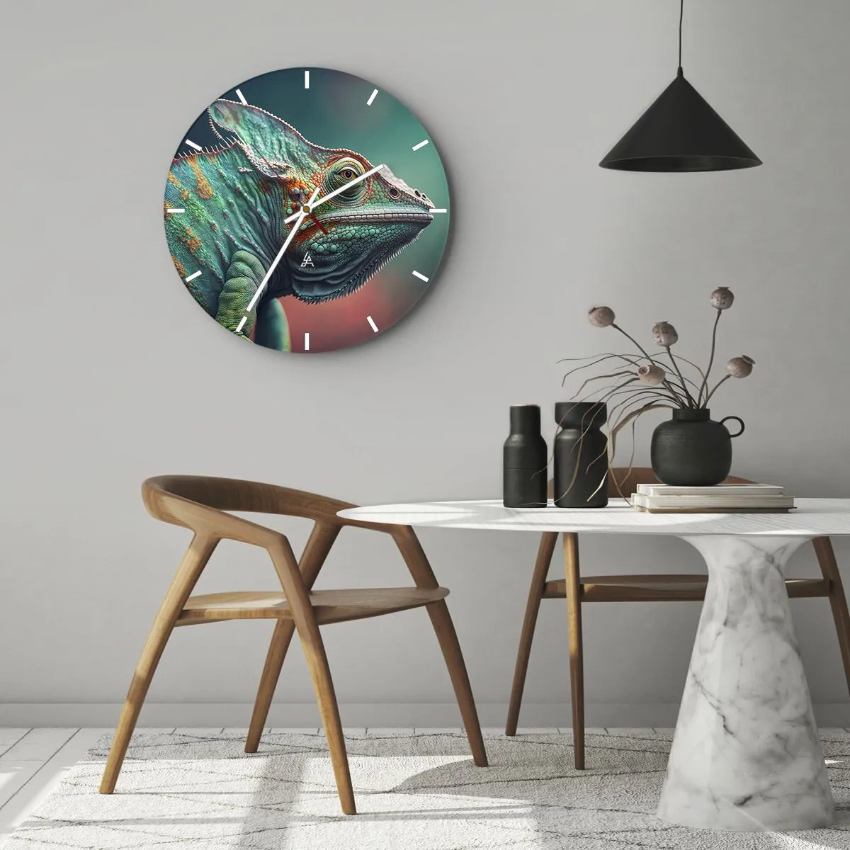 Nástěnné hodiny - Detailní záběr barevného chameleona na zeleném a růžovém pozadí. - 30x30cm - Vidíš mě? To není dobré… - Moderní nástěnná dekorace do obývacího pokoje, kuchyně a ložnice ARTTOR