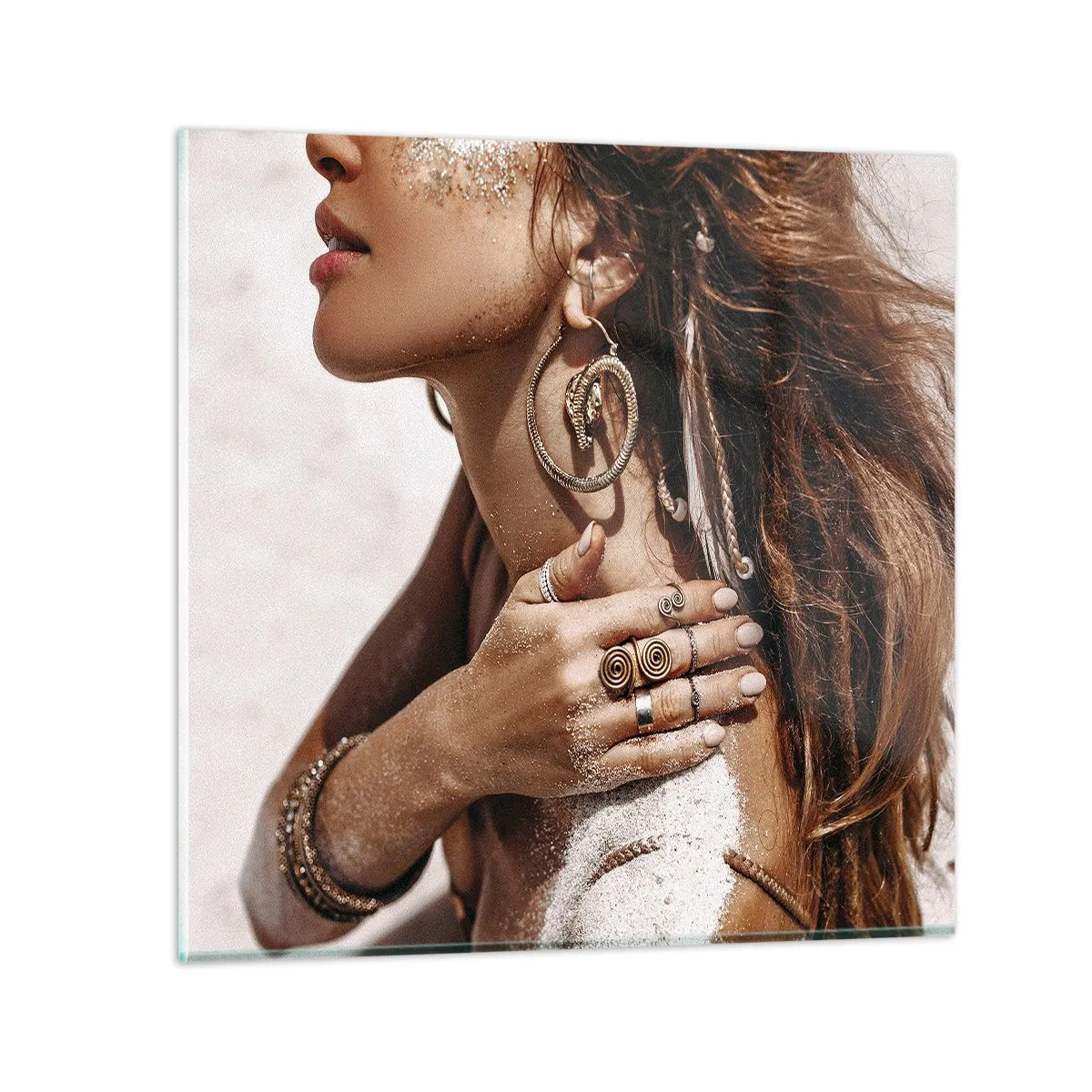 Obraz na skle - Královna divoké pláže - 70x70 cm