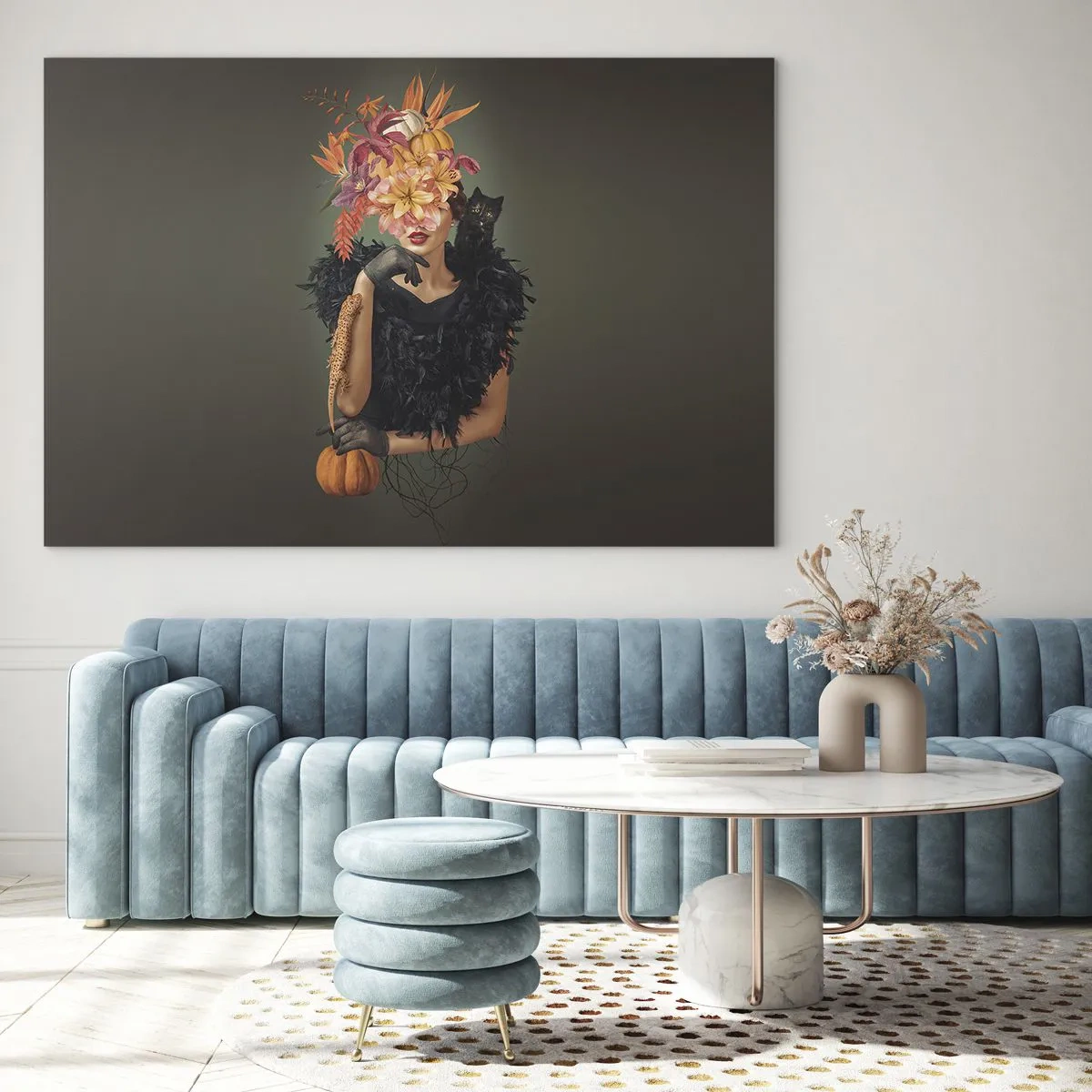 Obraz na skle - Postava ženy v černém s dýní, kočkou a květinovou výzdobou - 70x50cm - Kouzlo čarodějnice - Moderní nástěnná dekorace do obývacího pokoje a ložnice ARTTOR