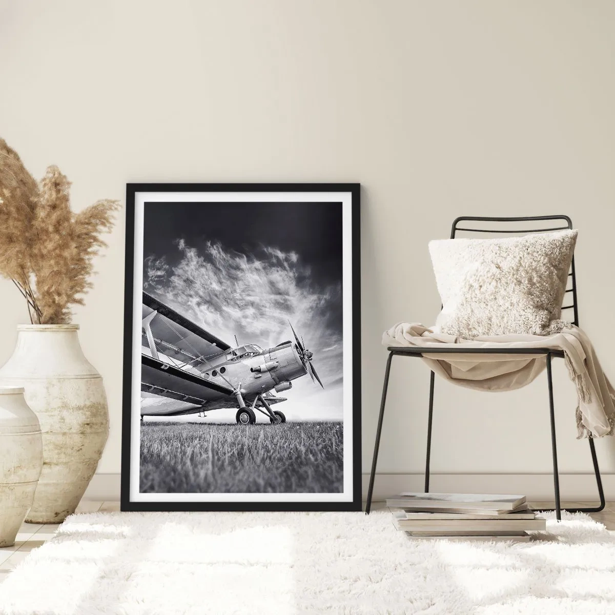 Plakát v černém rámu - Černobílý obraz letadla na pozadí dynamické oblohy. - 50x70cm - Okřídlený poutník - Moderní nástěnná dekorace do obývacího pokoje a ložnice ARTTOR