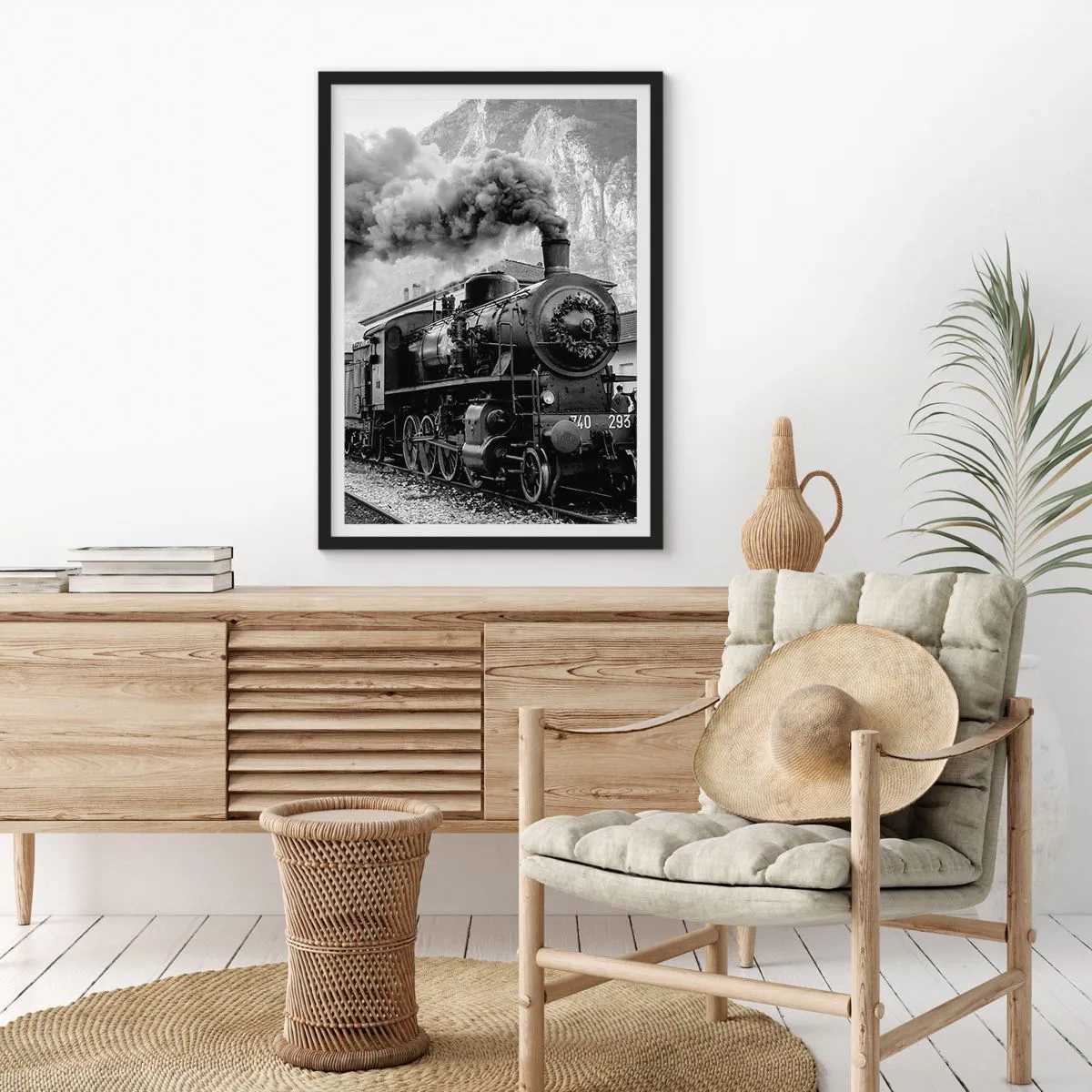Plakát v černém rámu - Parní lokomotiva se stoupající párou v horském prostředí - 50x70cm - Stojí na nádraží… - Moderní nástěnná dekorace do obývacího pokoje a ložnice ARTTOR