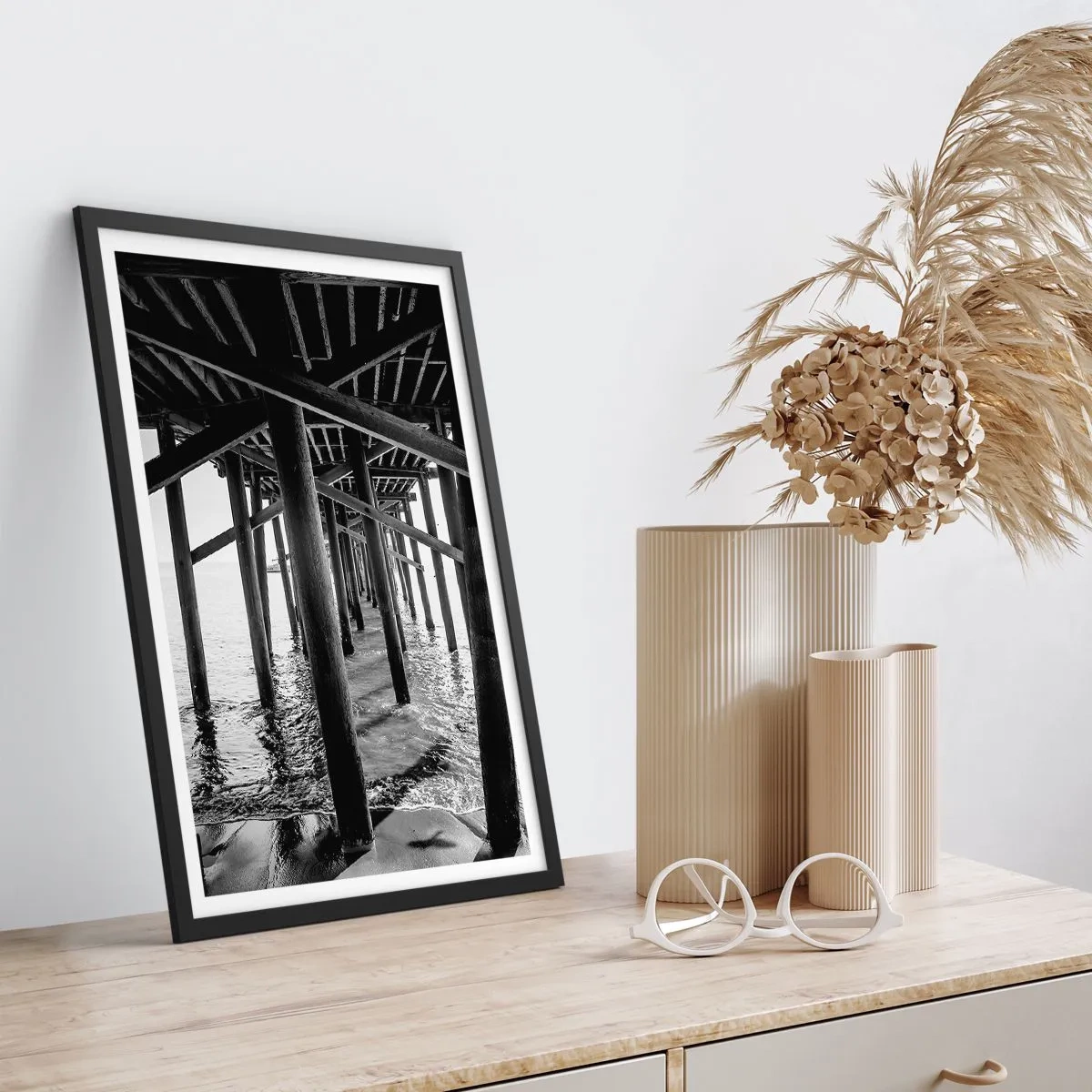 Plakát v černém rámu - Úkryt na pláži - 70x100 cm